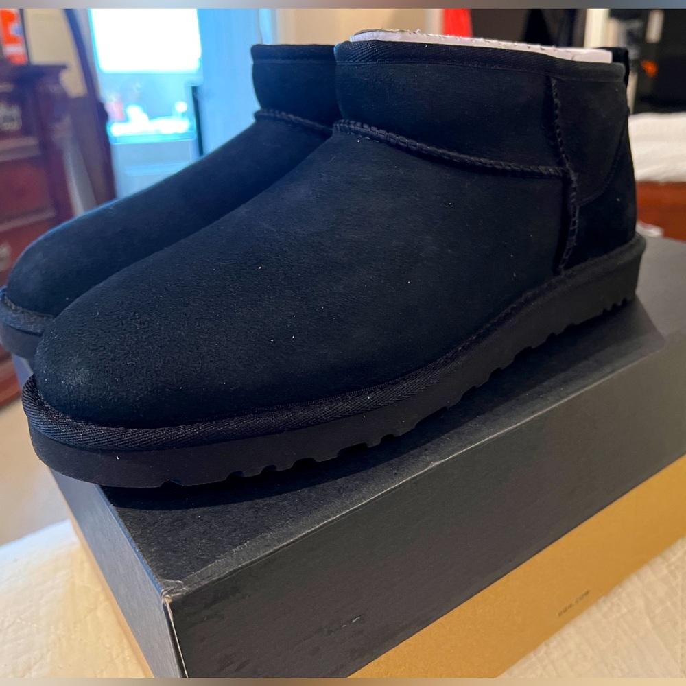Ugg Classic Ultra Mini Boot, Black, Men’s Size 9, New in Box